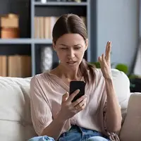 چرا وقتی کسی دیر جواب‌مان را می‌دهد، احساس بی‌ارزشی می‌کنیم؟