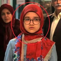 خیابان‌گردی «مومو» سریال بچه مهندس با دسته‌ای از گل‌های نرگس