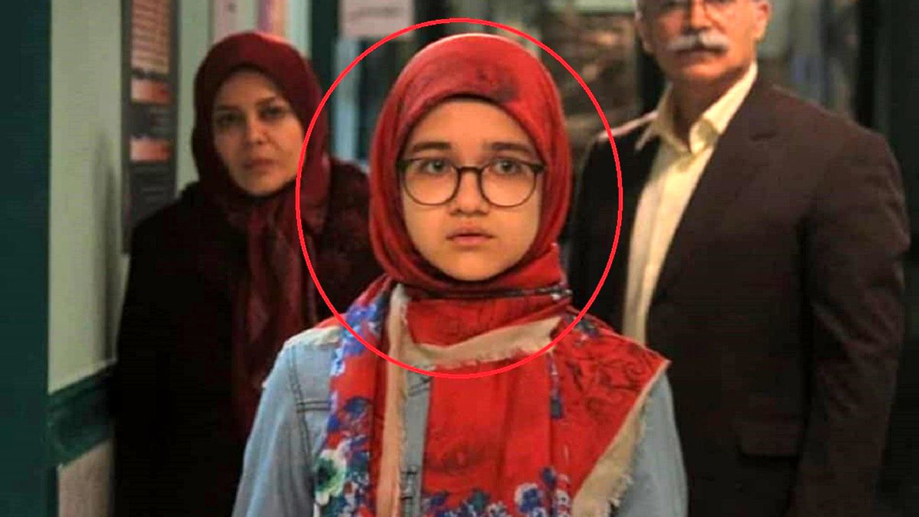 خیابان‌گردی «مومو» سریال بچه مهندس با دسته‌ای از گل‌های نرگس