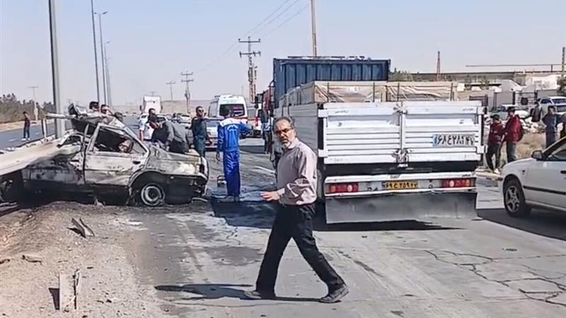 برخورد پژو ۴۰۵ با گاردریل در محور محلات به دلیجان /سرنشینان در آتش جان باختند+فیلم