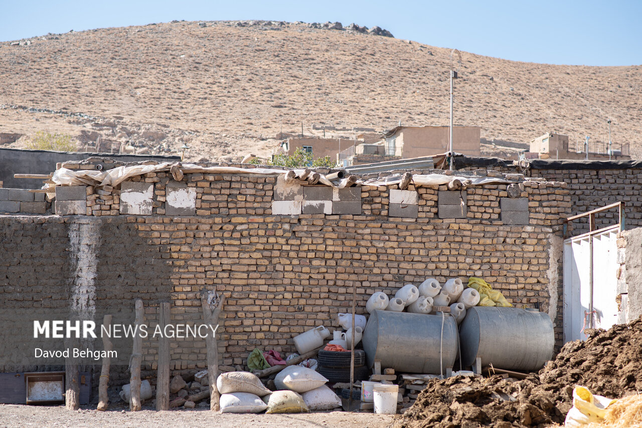 عکس/ روستای چشمه پونه؛ زندگی پشت دیوارهای ترک‌خورده