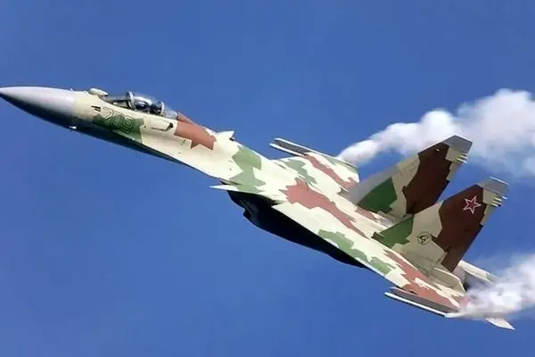 لحظات نفس‌گیر مانور جنگنده سوخو ۳۴ الجزایری