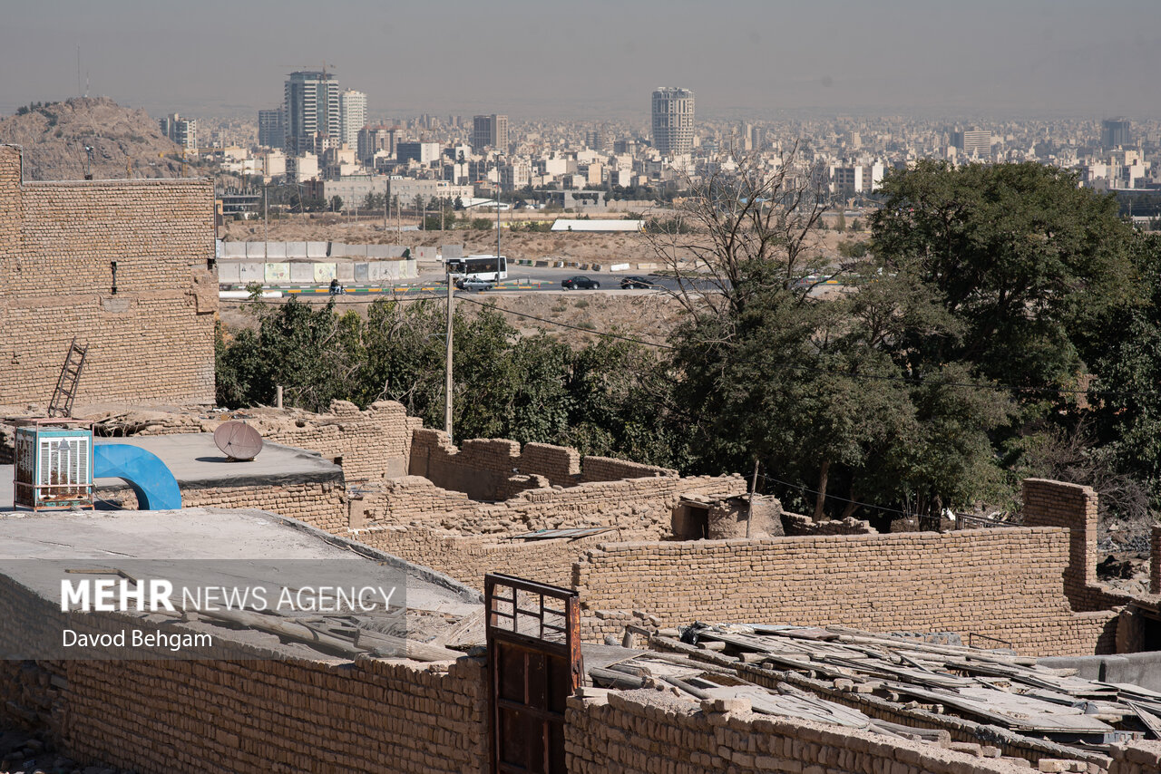 عکس/ روستای چشمه پونه؛ زندگی پشت دیوارهای ترک‌خورده