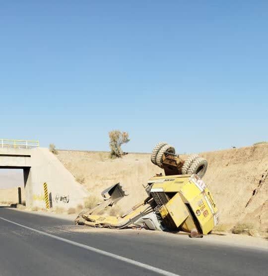 سقوط بیل مکانیکی از پل راهآهن در جاده اردستان به اصفهان حادثهساز شد