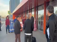 استقبال با نان محلی از شاگردان قلعه‌نویی