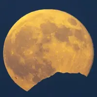 طلوع اولین ماه کامل پاییز از پس دهانه آتشفشانی دماوند