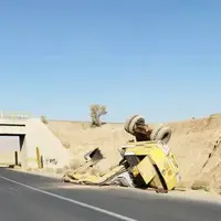 سقوط بیل مکانیکی از پل راه‌آهن در جاده اردستان به اصفهان حادثه‌ساز شد