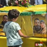 عکس/ بی‌تابی فرزندان شهید «عطوی» در کنار تابوت پدر و مادر