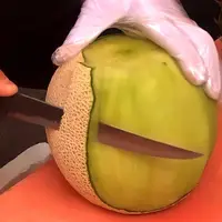 هنرنمایی میوه فروش کره‌ای در برش زدن میوه‌ها
