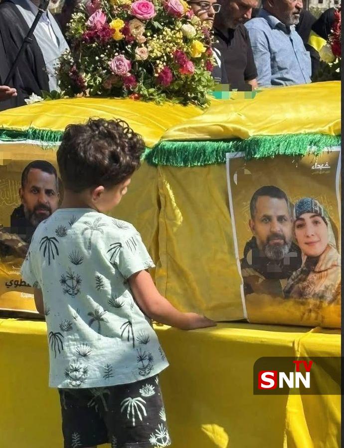 عکس/ بی‌تابی فرزندان شهید «عطوی» در کنار تابوت پدر و مادر
