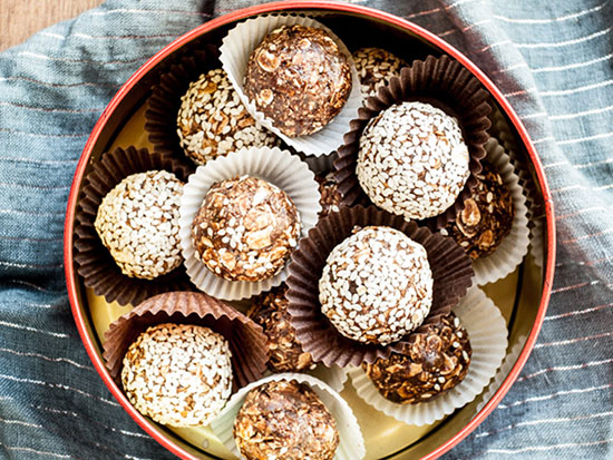 طرز تهیهی حلوای خرما مجلسی؛ با شیر و بدون شیر