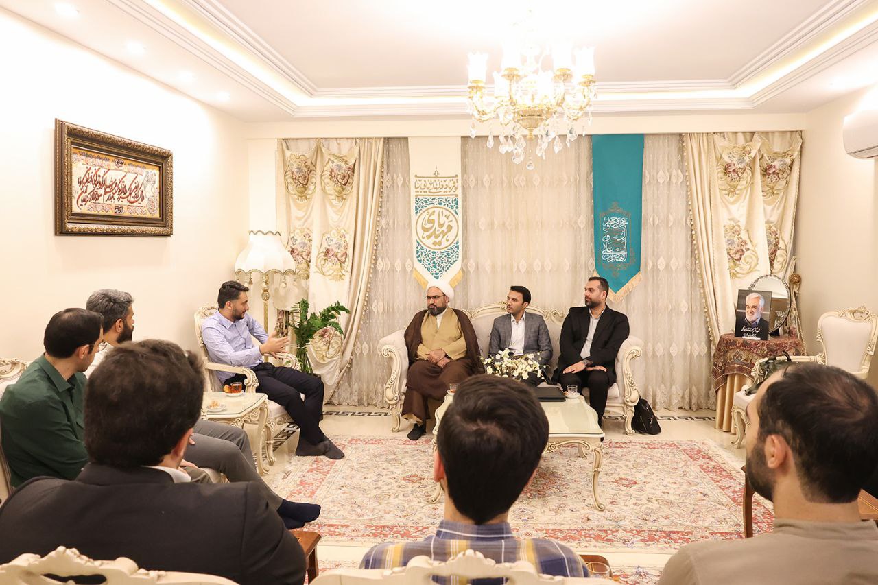 عکس/ دیدار جمعی از دانشجویان نخبه با خانوادهٔ شهید طهرانچی