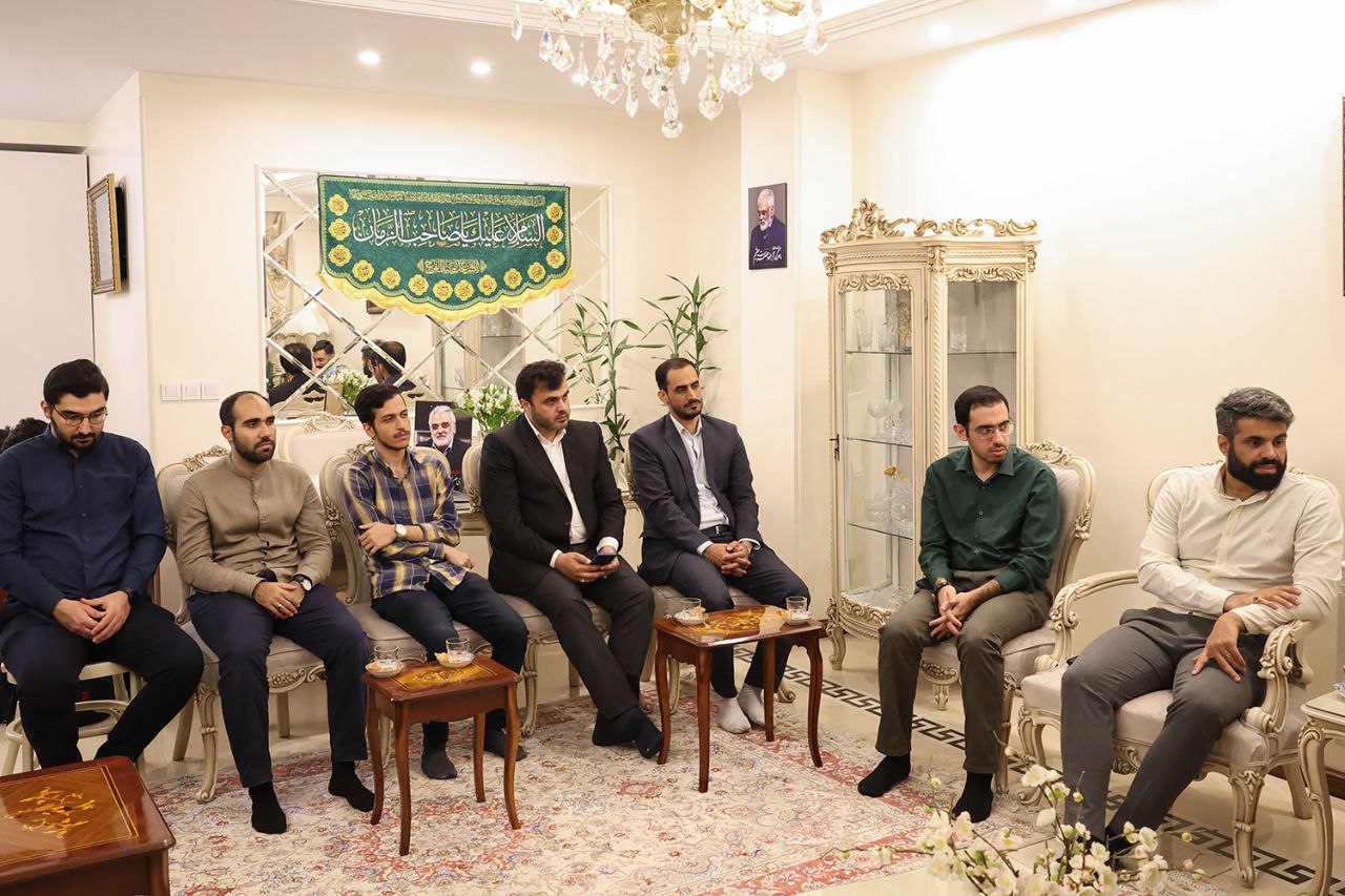 عکس/ دیدار جمعی از دانشجویان نخبه با خانوادهٔ شهید طهرانچی
