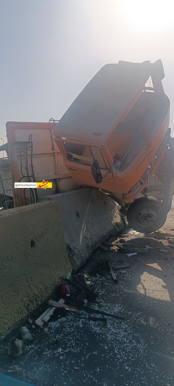 عکس/ سانحه واژگونی یک خودرو سنگین در جاده قوچان 