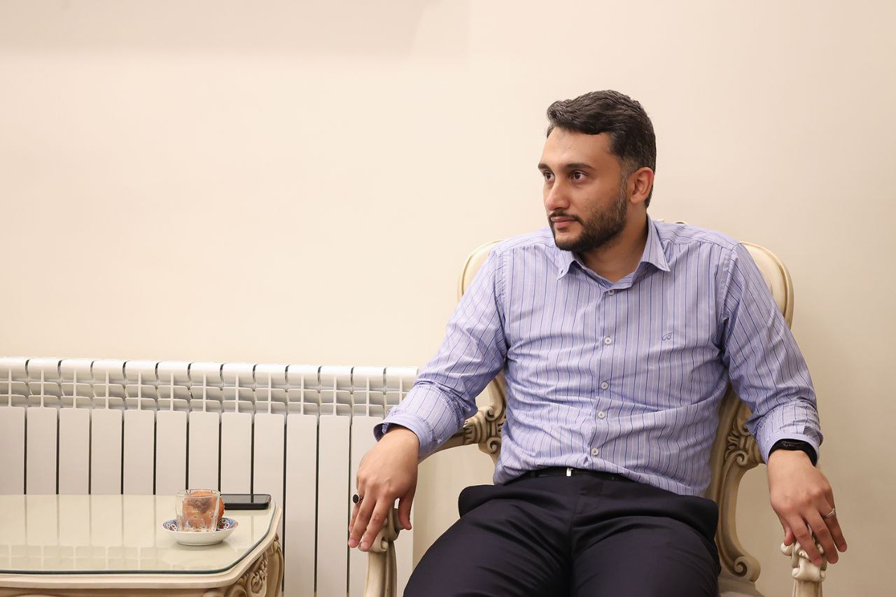 عکس/ دیدار جمعی از دانشجویان نخبه با خانوادهٔ شهید طهرانچی