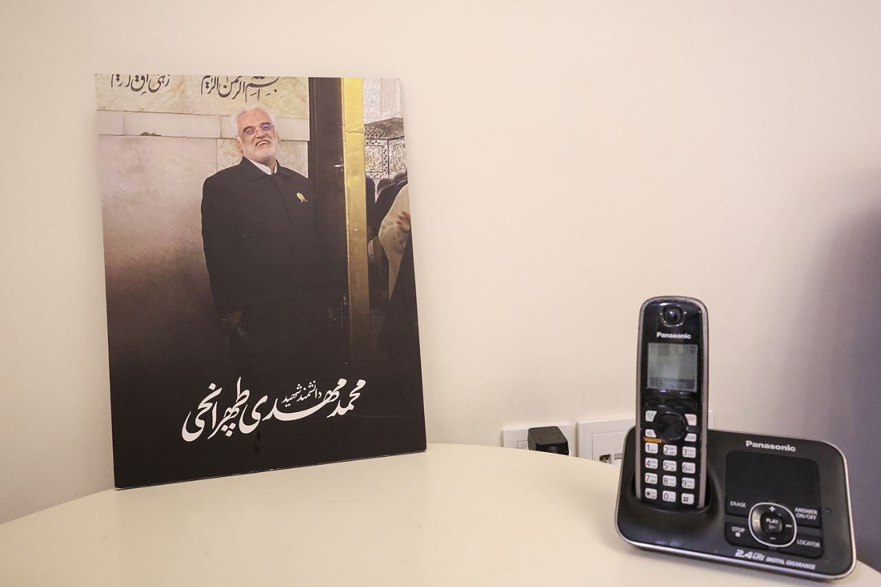 عکس/ دیدار جمعی از دانشجویان نخبه با خانوادهٔ شهید طهرانچی