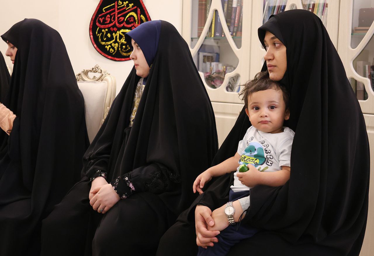 عکس/ دیدار جمعی از دانشجویان نخبه با خانوادهٔ شهید طهرانچی