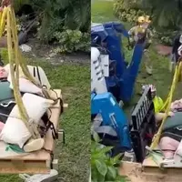 نجات مرد ۲۷۰ کیلویی با جرثقیل
