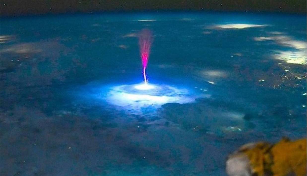 ثبت تصویری شگفت انگیز از ایستگاه فضایی یک red sprite