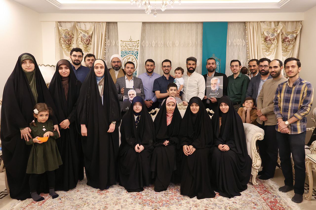 عکس/ دیدار جمعی از دانشجویان نخبه با خانوادهٔ شهید طهرانچی