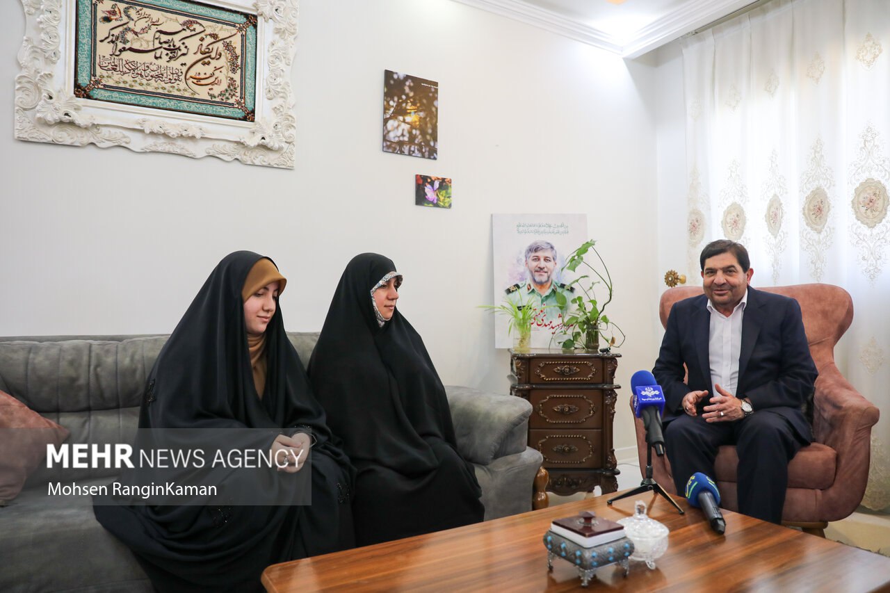 عکس/ دیدار محمد مخبر با خانواده سردار شهید مهدی نعمتی