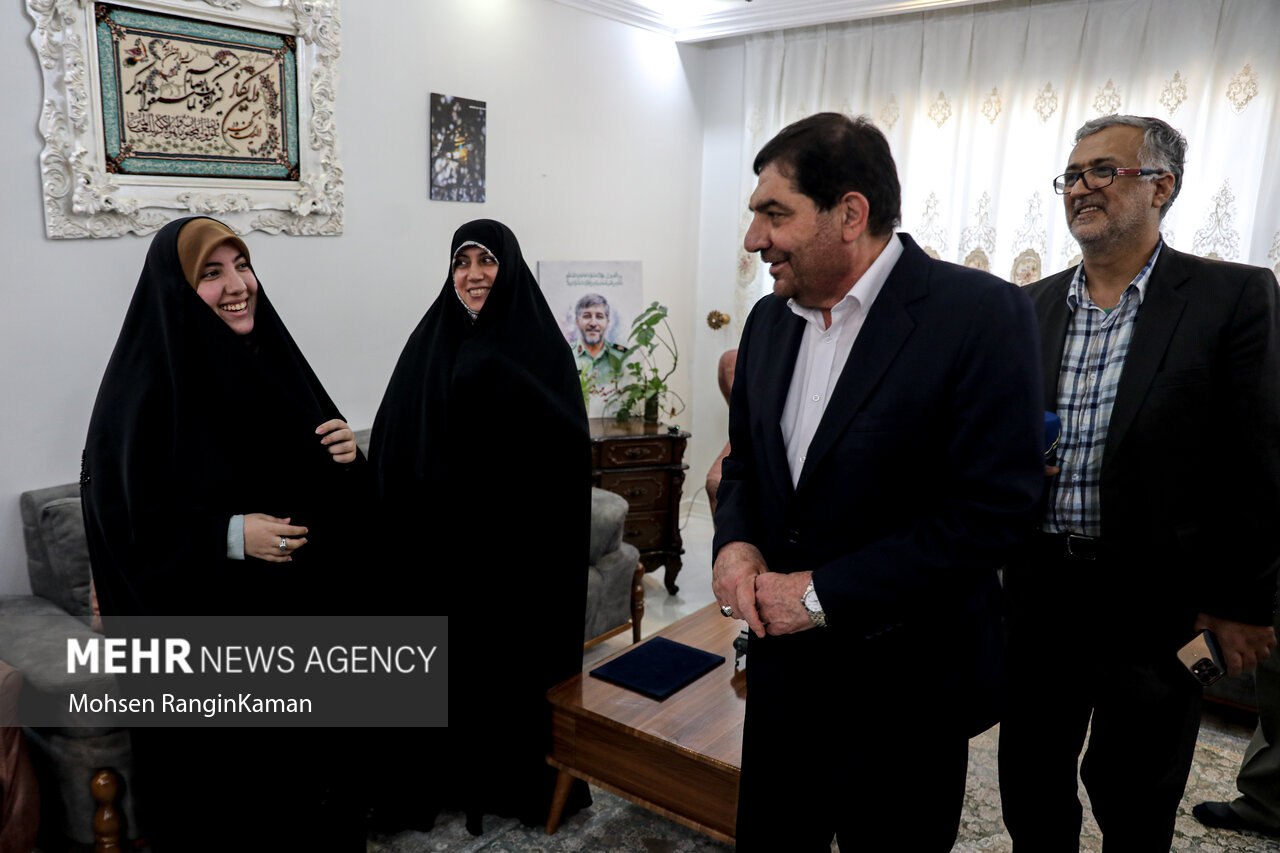 عکس/ دیدار محمد مخبر با خانواده سردار شهید مهدی نعمتی