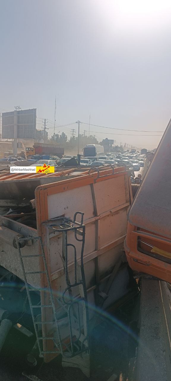 عکس/ سانحه واژگونی یک خودرو سنگین در جاده قوچان 