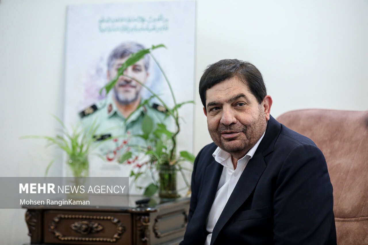 عکس/ دیدار محمد مخبر با خانواده سردار شهید مهدی نعمتی
