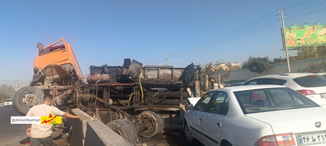 عکس/ سانحه واژگونی یک خودرو سنگین در جاده قوچان 