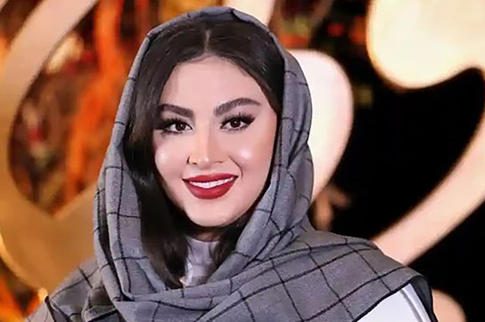 چهره ها/ استایل کلاسیک و شیک مریم مومن در خودروی شخصی‌اش