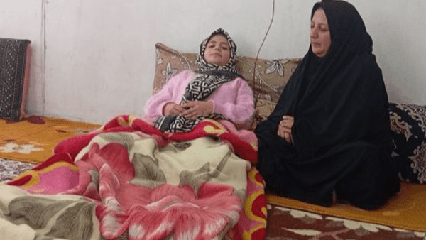 معلمی در کوهستان که کلاس را به خانه شاگرد بیمارش برد