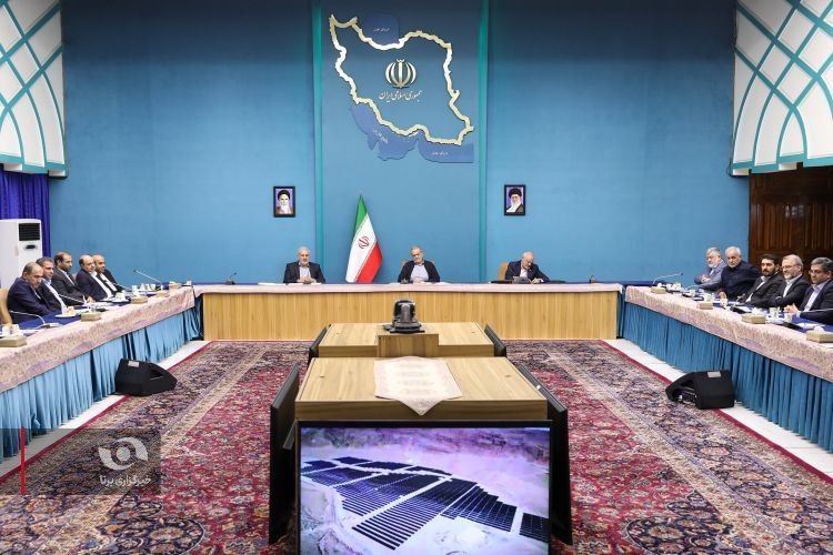 عکس/ مراسم بهره‌برداری و آغاز عملیات اجرایی ۷۰۰ مگاوات نیروگاه خورشیدی