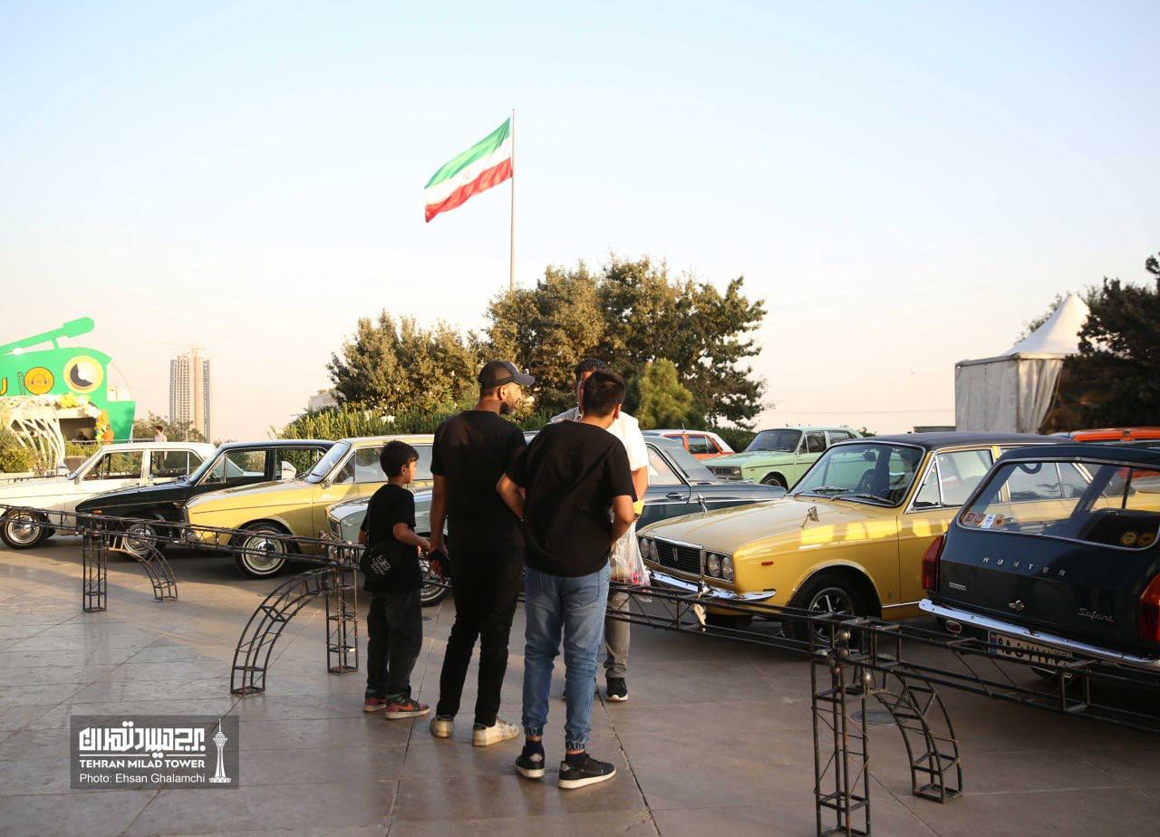 عکس/ نمایش خودروی نوستالژیک ایرانی در برج میلاد