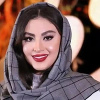 چهره ها/ استایل کلاسیک و شیک مریم مومن در خودروی شخصی‌اش