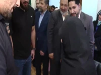 ادای احترام قهرمانان کشتی به مادر شهید زین الدین در افتتاحیه فیلم سینمایی «مجنون»