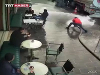 اتفاق خنده‌دار در استانبول؛ صاحب کافه مشتریانش را با آب پرفشار خیس کرد