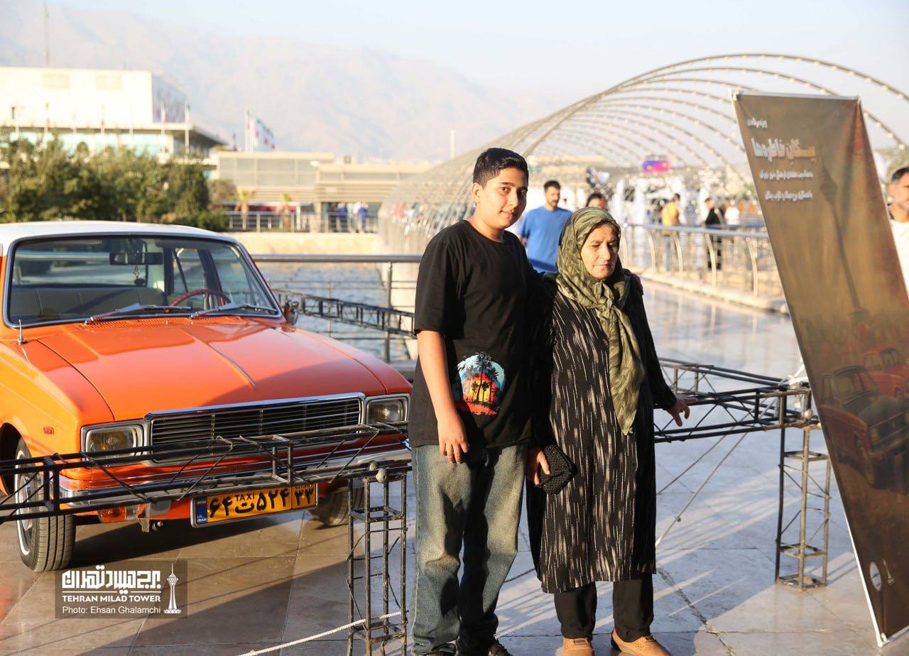 عکس/ نمایش خودروی نوستالژیک ایرانی در برج میلاد