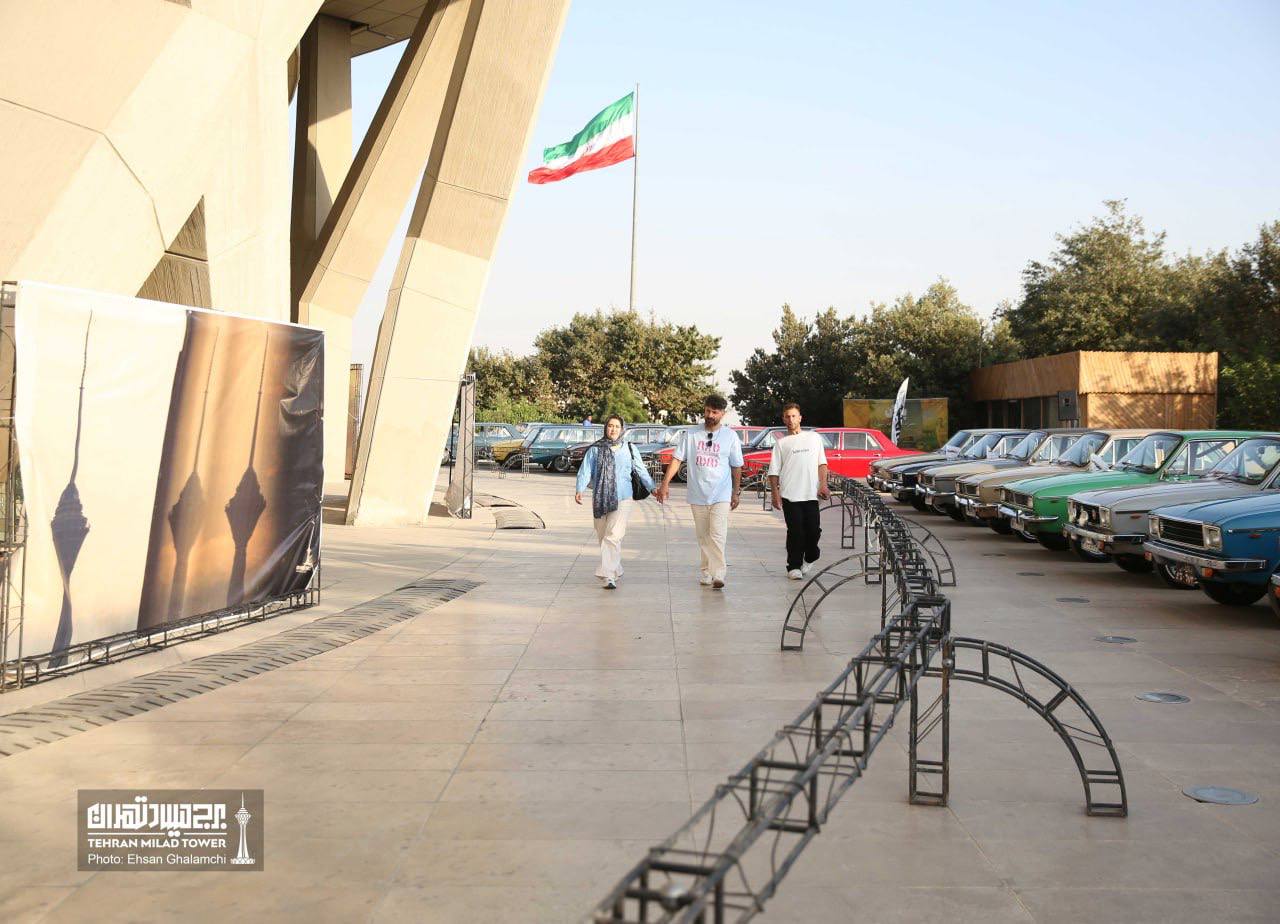 عکس/ نمایش خودروی نوستالژیک ایرانی در برج میلاد
