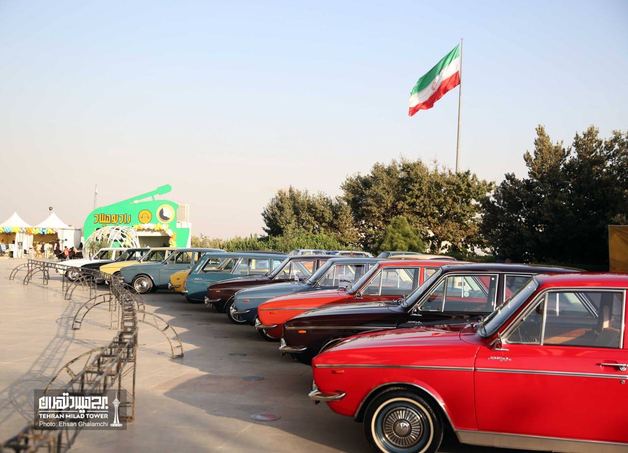 عکس/ نمایش خودروی نوستالژیک ایرانی در برج میلاد