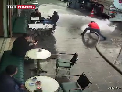 اتفاق خنده‌دار در استانبول؛ صاحب کافه مشتریانش را با آب پرفشار خیس کرد