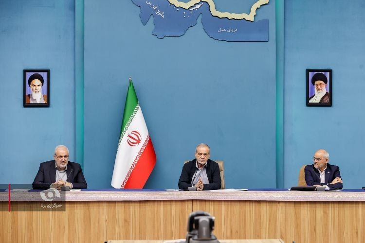 عکس/ مراسم بهره‌برداری و آغاز عملیات اجرایی ۷۰۰ مگاوات نیروگاه خورشیدی