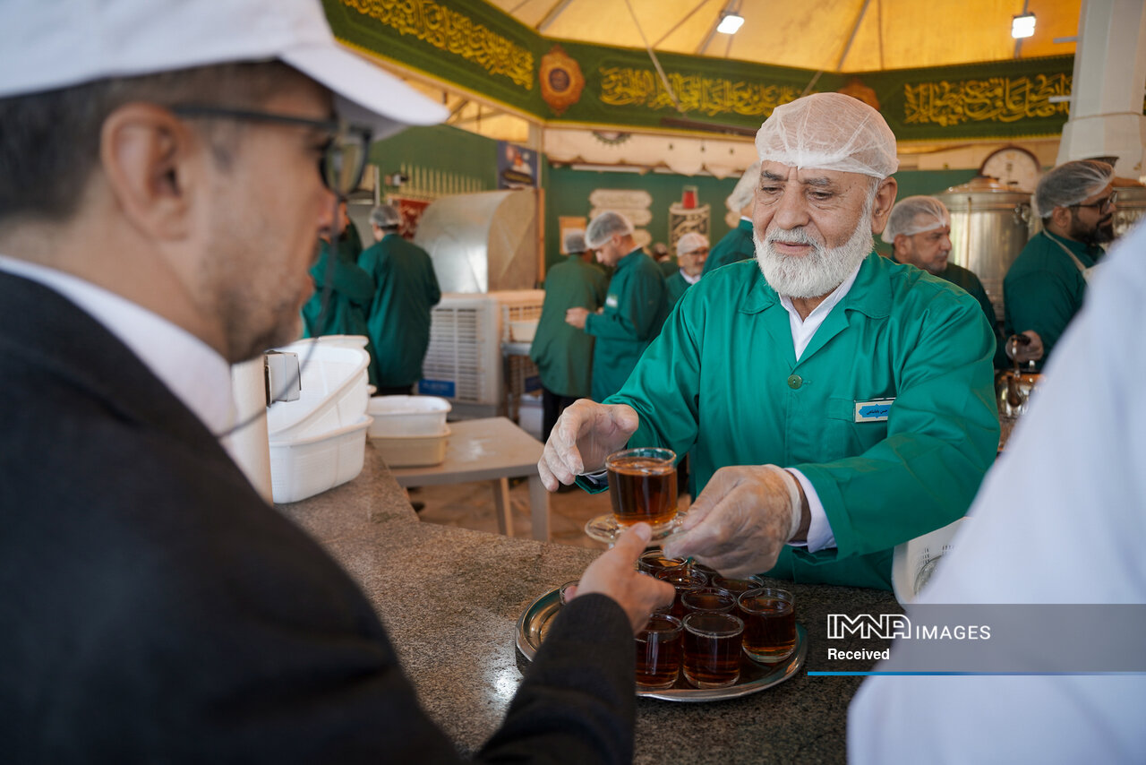 خادمی رزمندگان لشکر ۱۴ امام حسین(ع) در چایخانه حضرت رضا(ع)