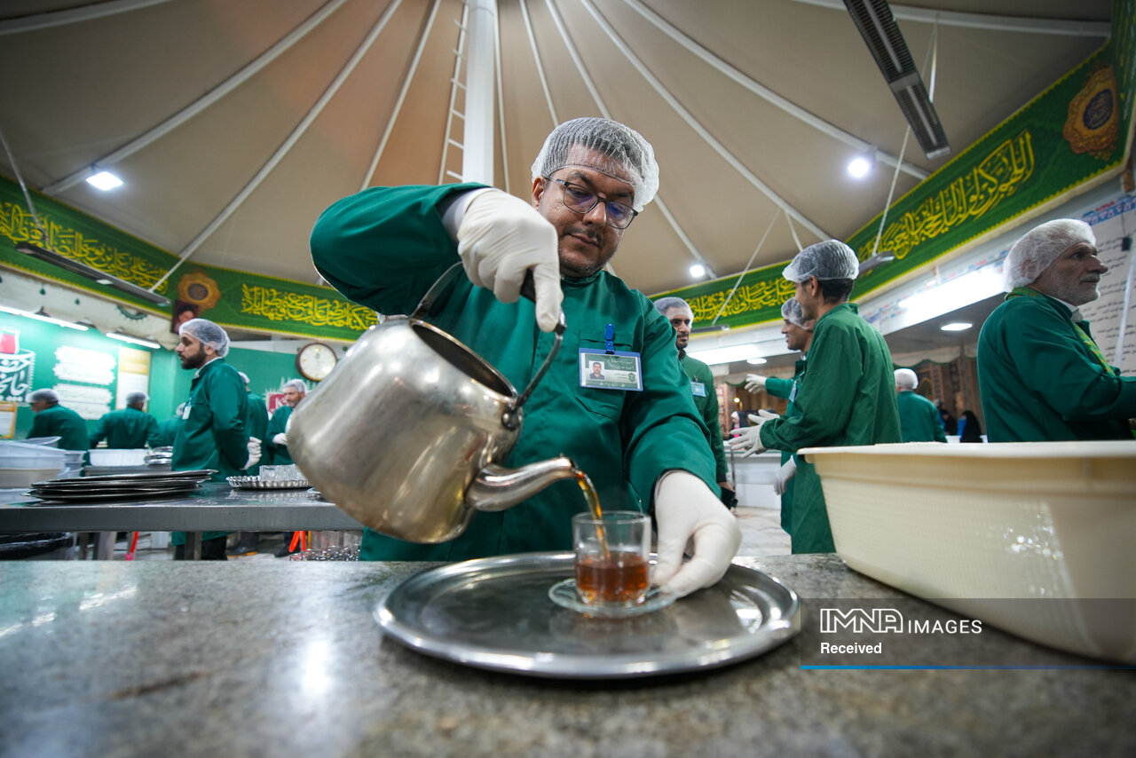 خادمی رزمندگان لشکر ۱۴ امام حسین(ع) در چایخانه حضرت رضا(ع)