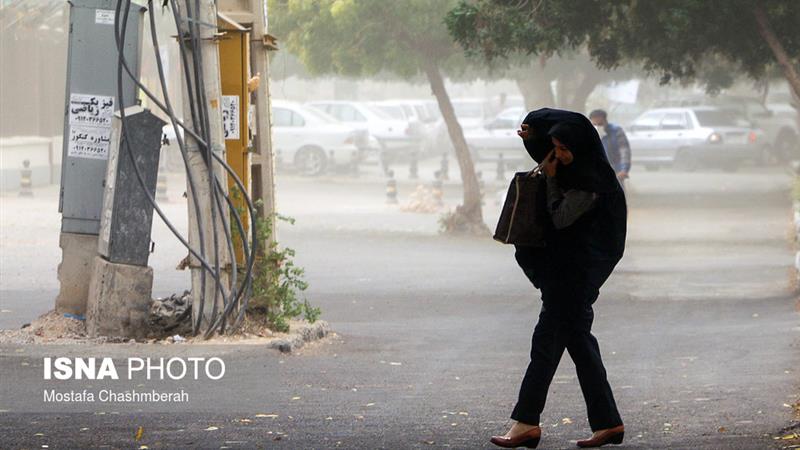 احتمال وقوع طوفان گرد و خاک در تهران/ از توقف کنار درختان و سازه‌های ناتمام خودداری کنید
