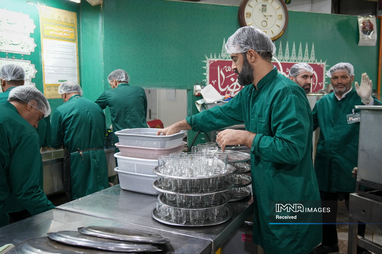 خادمی رزمندگان لشکر ۱۴ امام حسین(ع) در چایخانه حضرت رضا(ع)