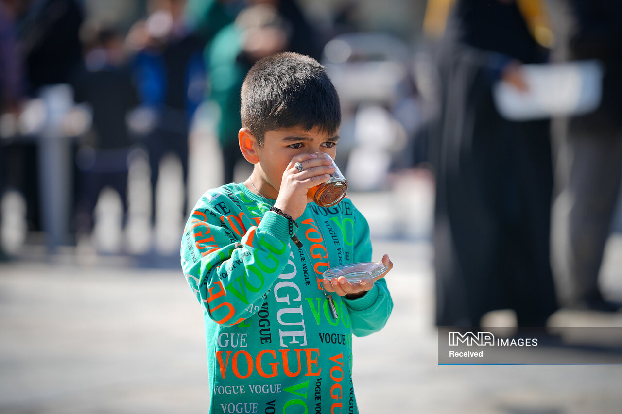 خادمی رزمندگان لشکر ۱۴ امام حسین(ع) در چایخانه حضرت رضا(ع)