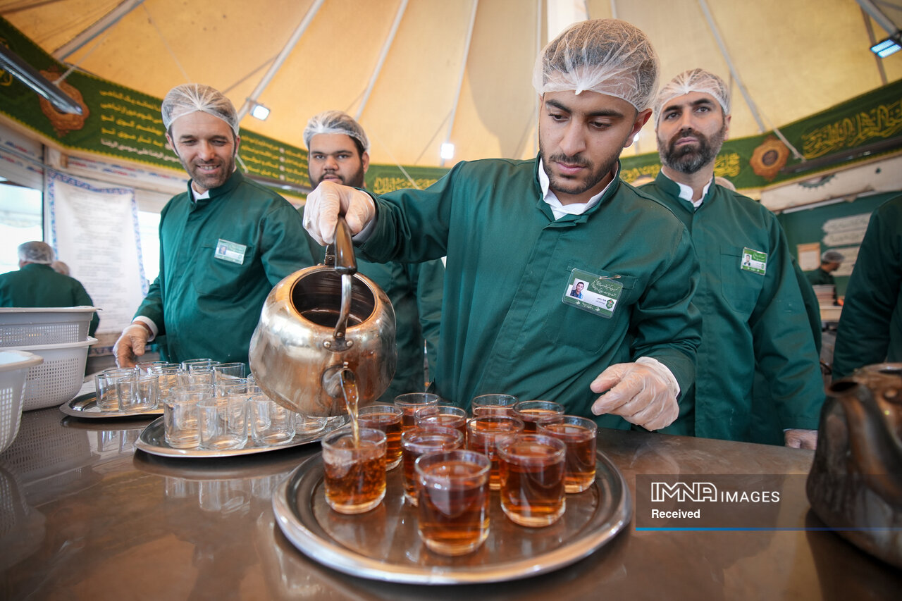 خادمی رزمندگان لشکر ۱۴ امام حسین(ع) در چایخانه حضرت رضا(ع)