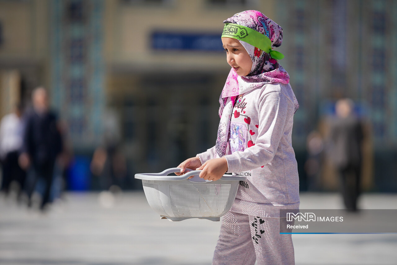 خادمی رزمندگان لشکر ۱۴ امام حسین(ع) در چایخانه حضرت رضا(ع)