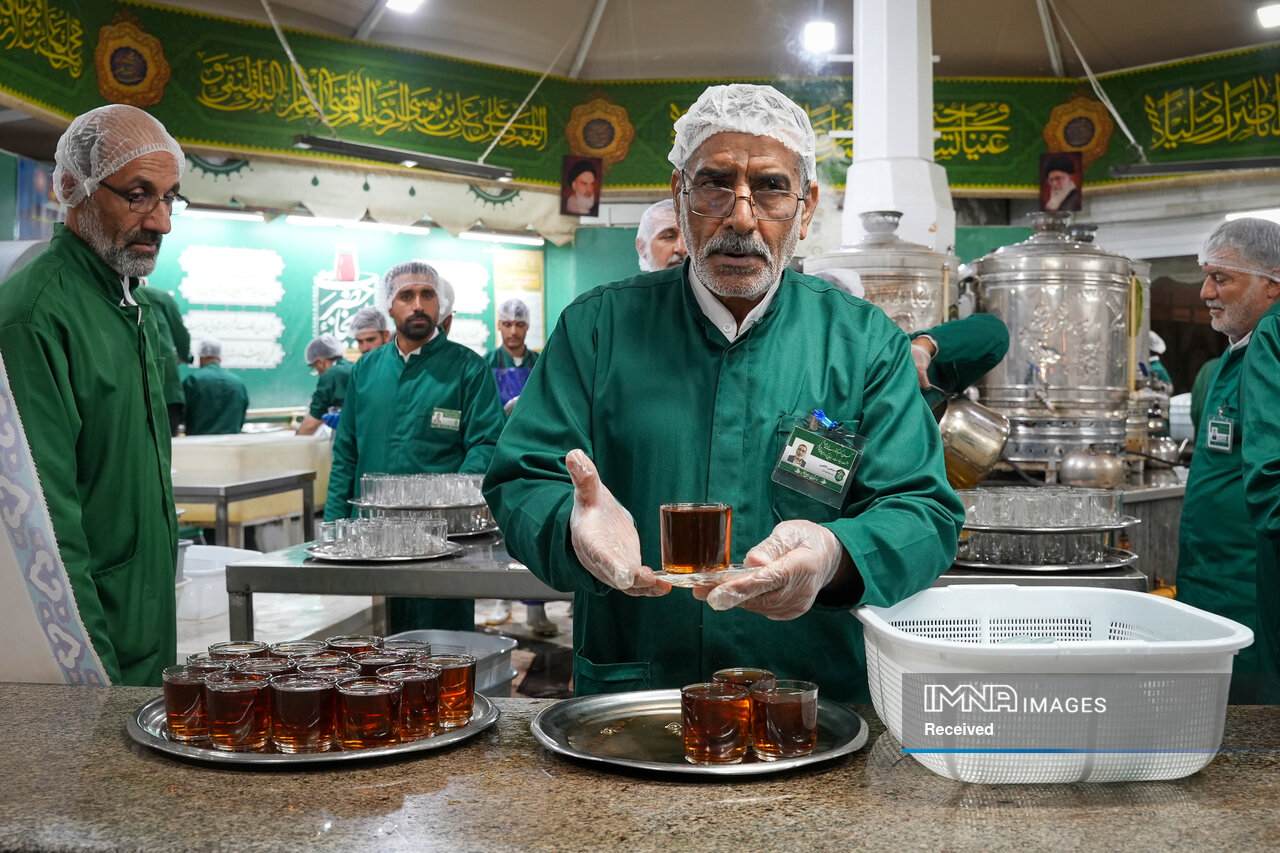 خادمی رزمندگان لشکر ۱۴ امام حسین(ع) در چایخانه حضرت رضا(ع)