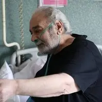 وداع قبل از رفتن جواد عزتی و عباس جمشیدی‌فر با محمد کاسبی